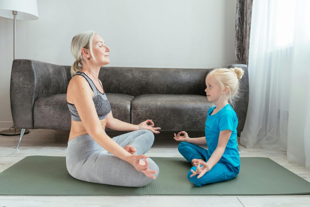 Mutter und Tochter machen zusammen Yoga