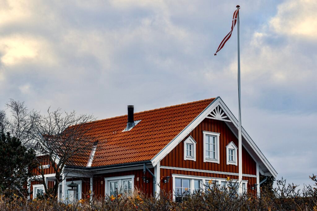Dänisches Holzhaus mit Dänemarkfahne