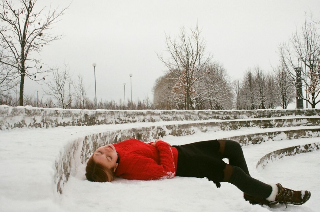 depressive Frau im Schnee antriebslos