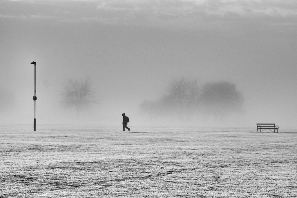 man spaziert im Schnee allein gegen winterdepression