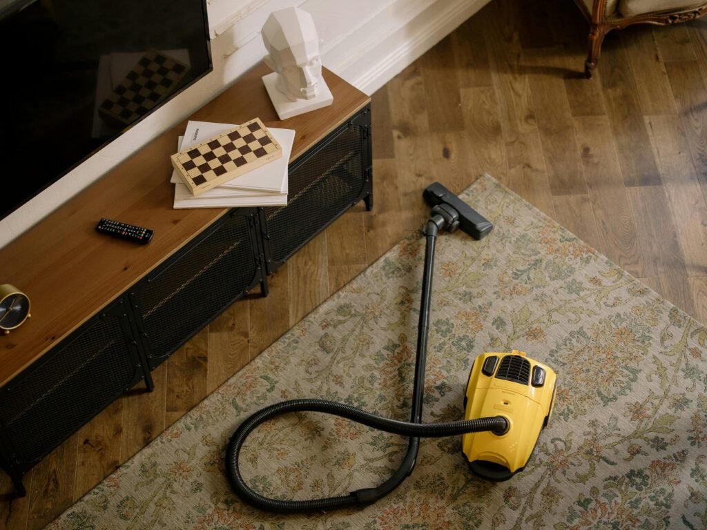 Zwischen Haushalt mit Staubsauger und Schachbrett im Wohnzimmer