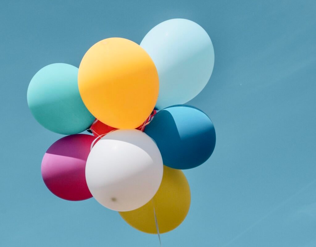 bunte Luftballons am blauen Himmel