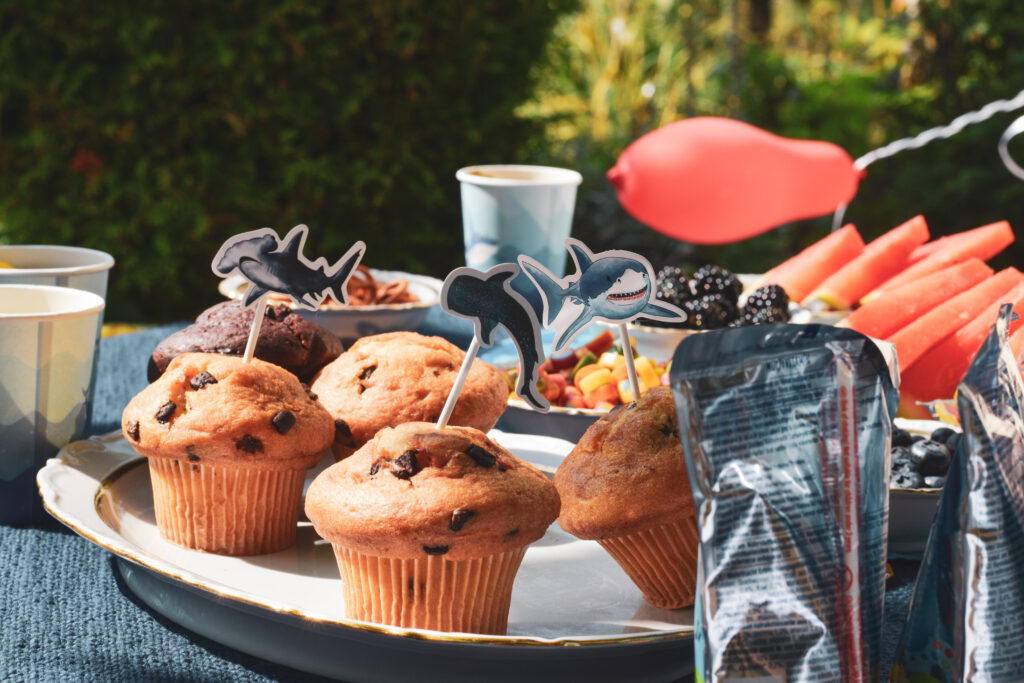 Muffins und Trinkpäckchen kleine Snacks zur Einschulungsfeier