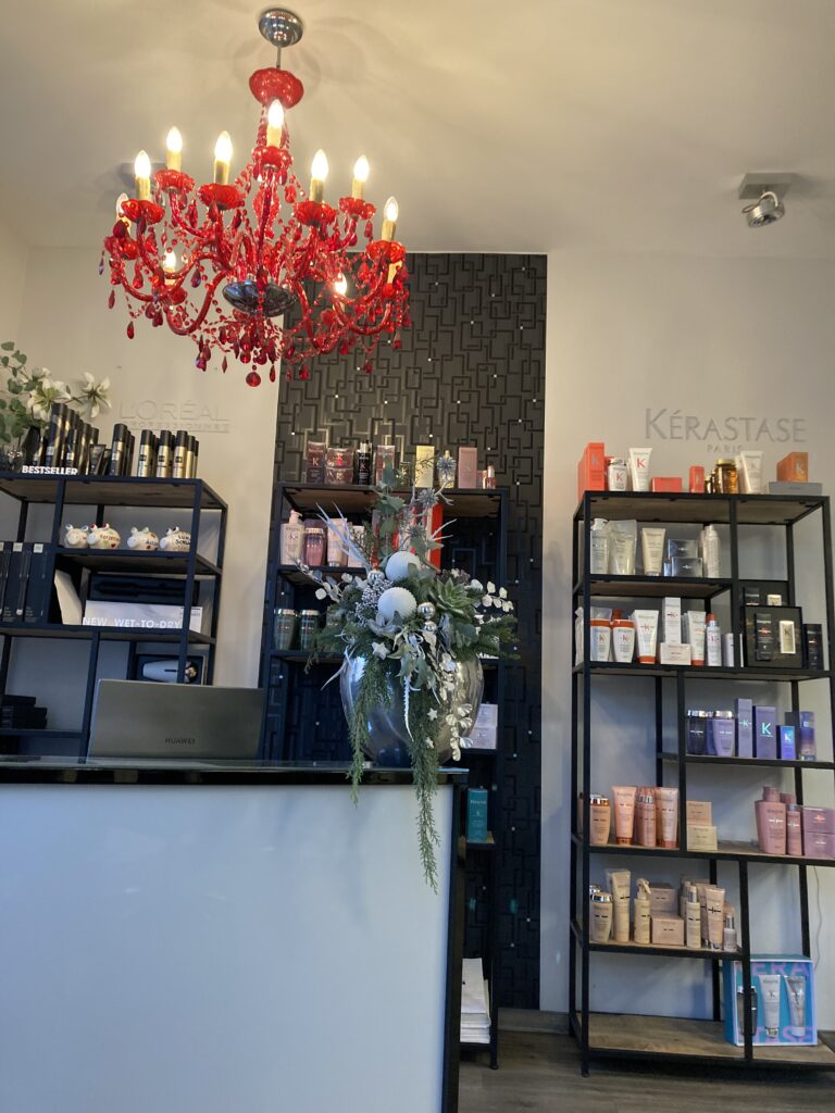 Reizüberflutung im Friseursalon an der Rezeption Theke
