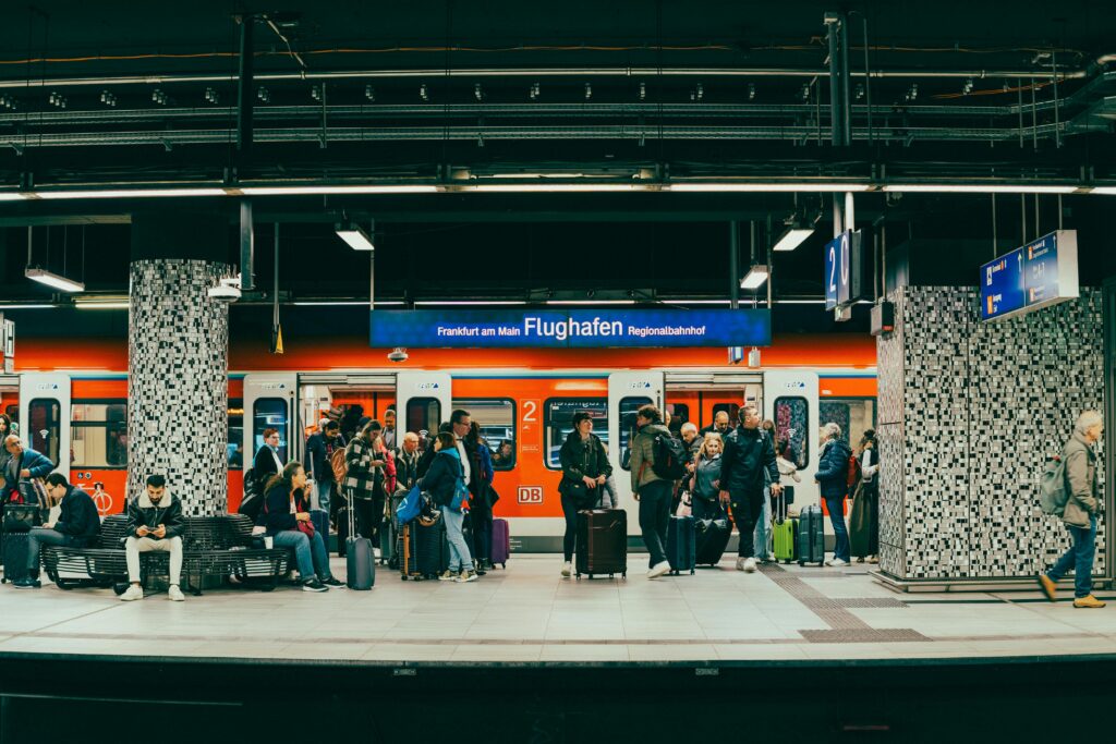 Voller Bahnsteig Deutsche Bahn zum Flughafen viele Menschen warten mit Koffern auf den Zug