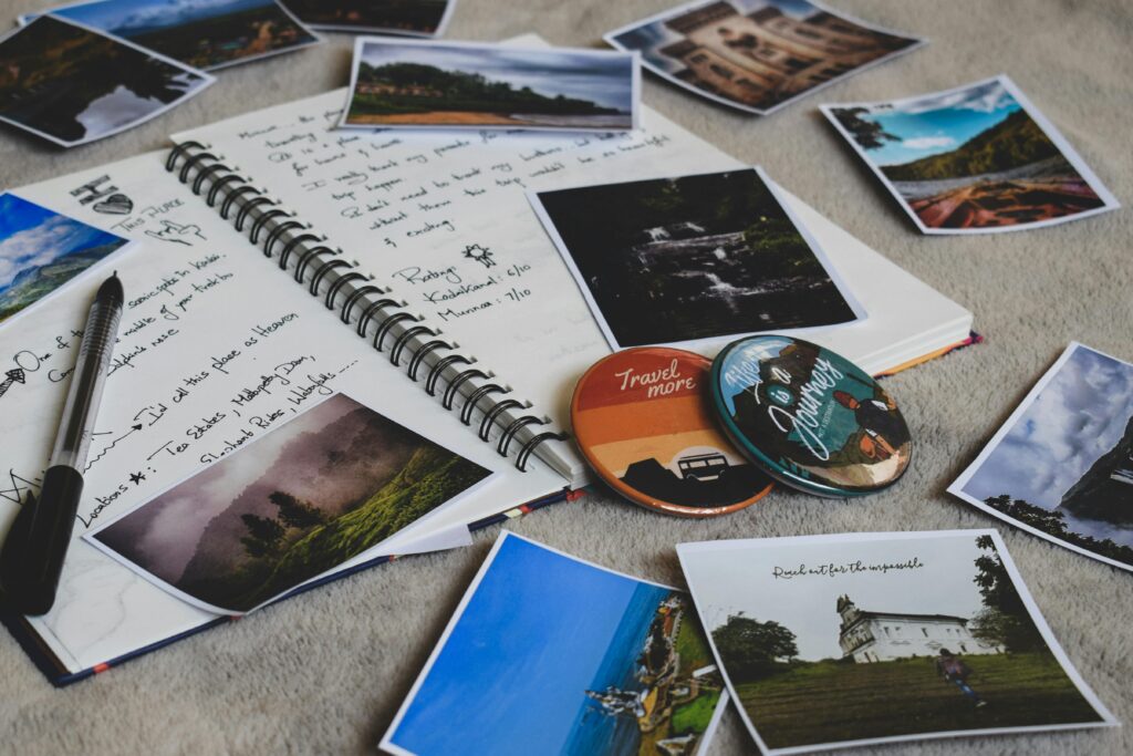 Journal handbeschrieben für die Reiseplanung mit Fotos von Orten zum Einkleben