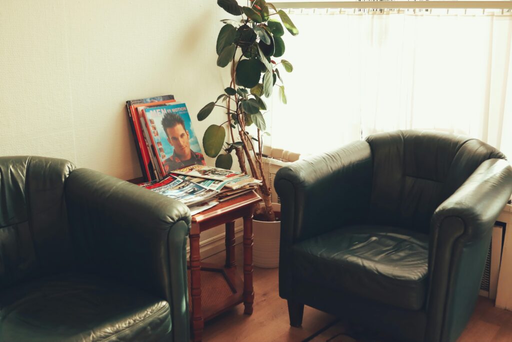Wartezimmer mit Zeitschriften, Magazinen und Pflanze