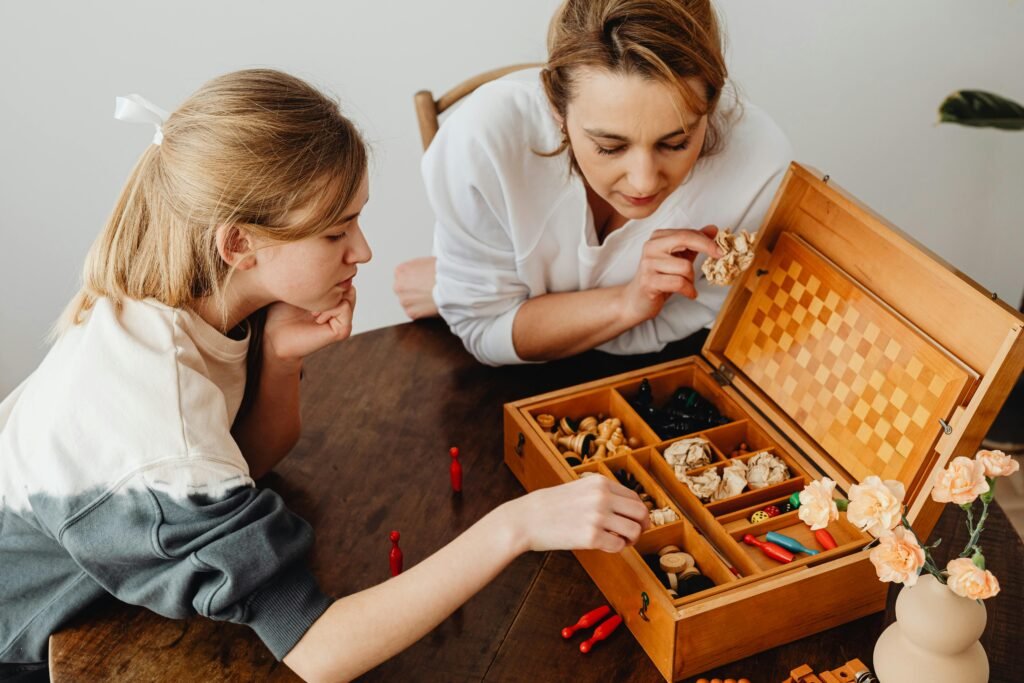 Brettspiele Gesellschaftsspiele aussuchen beliebt Spiele für Autismus Spiele für ADHS kooperative Brettspiele reizarmes Spielen Spiele zur emotionalen Regulation Kartenspiele für Familien
