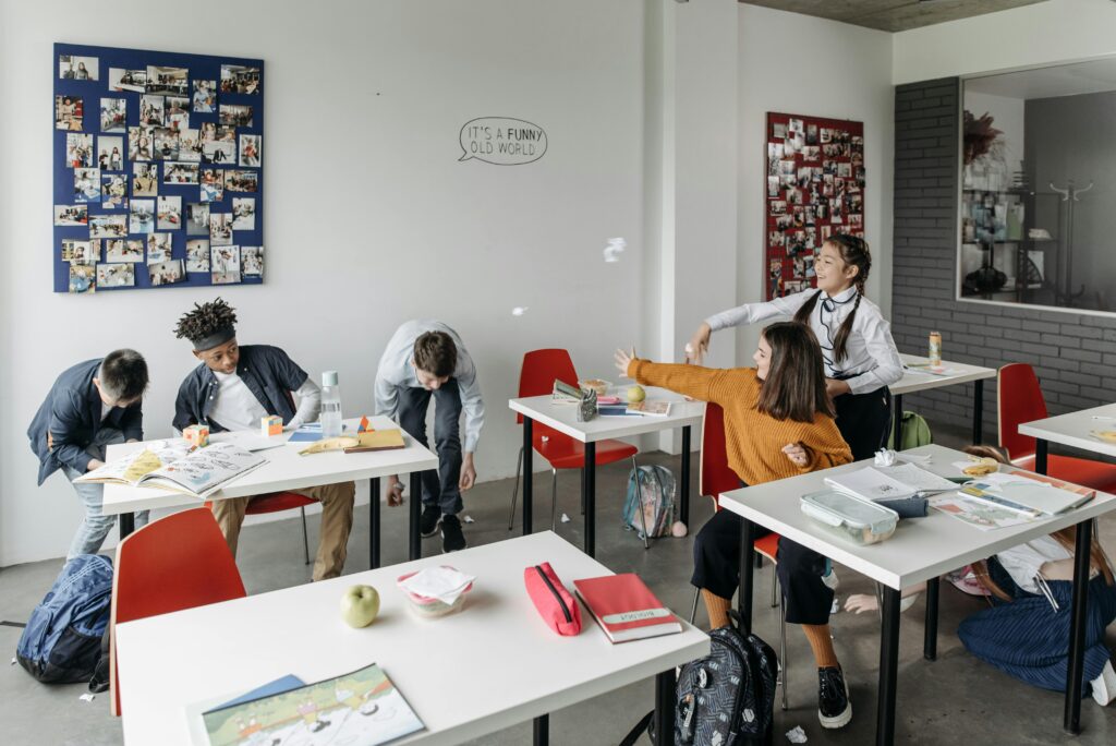 Schüler toben im Unterricht herum