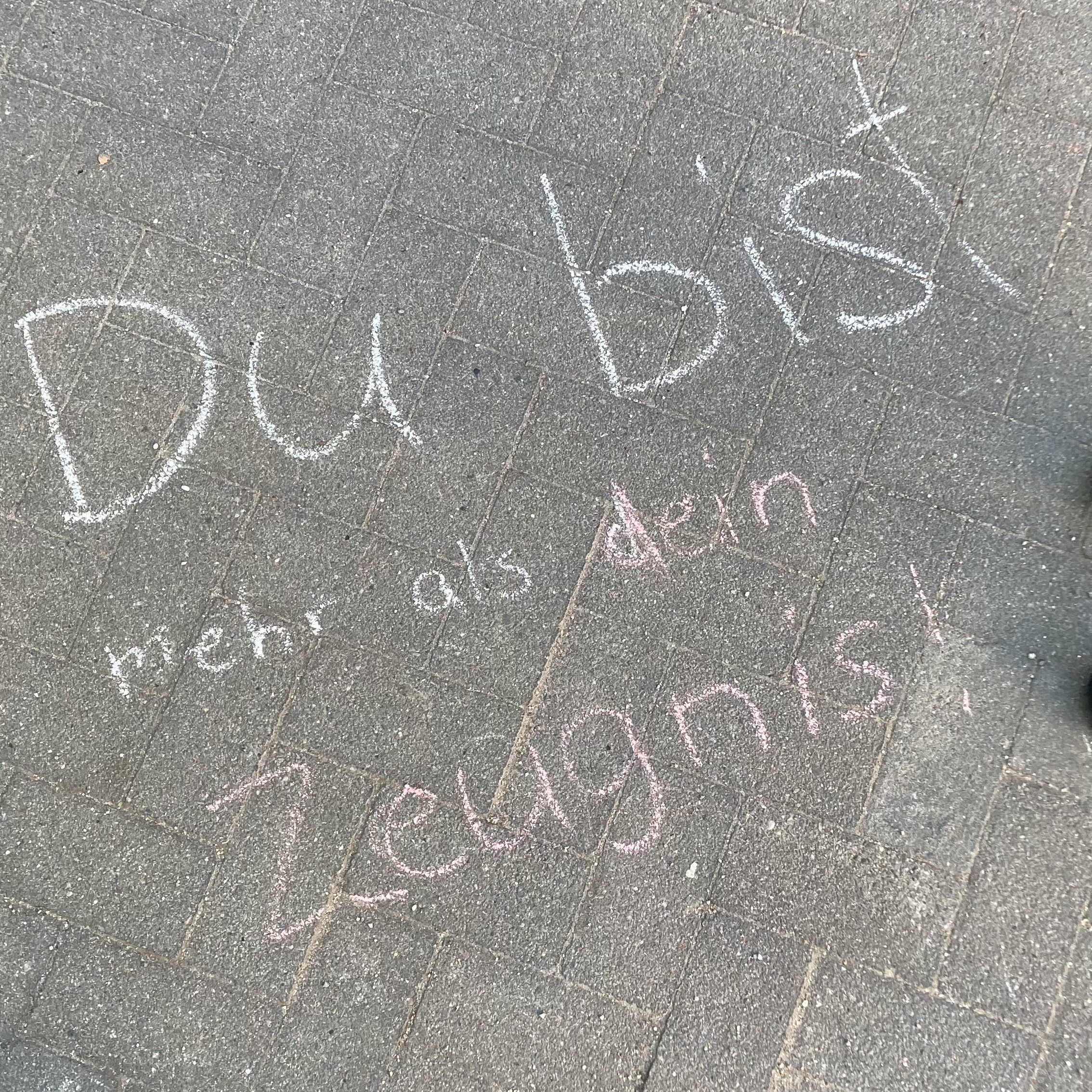 Du bist mehr als dein Zeugnis mit Kreide geschrieben auf dem Schulhof