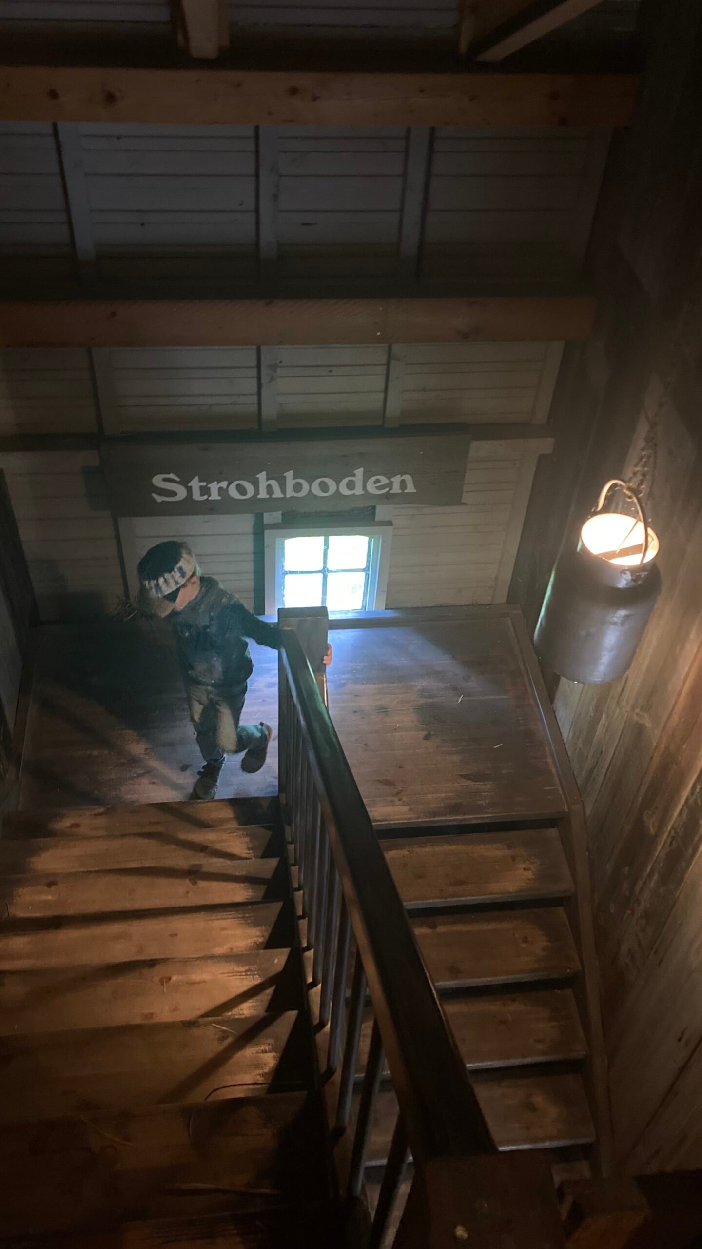 Strohboden führt zu einer Rutsche nach draußen